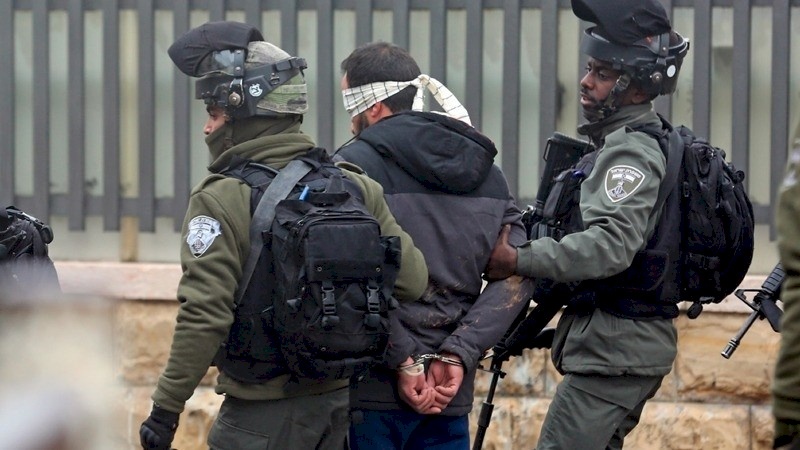 اعتقالات تطال 16 مواطناً بينهم مسؤول في هيئة مقاومة الجدار