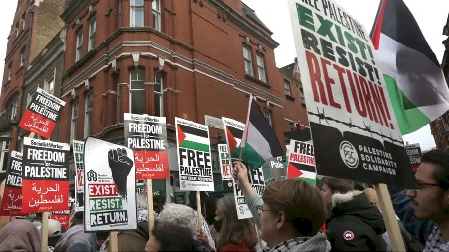 فيديو: تظاهرة مؤيدة للشعب الفلسطيني قرب السفارة الإسرائيلية في لندن