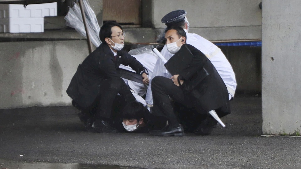 رئيس الورزاء الياباني يستأنف الحملة الانتخابية بعد انفجار