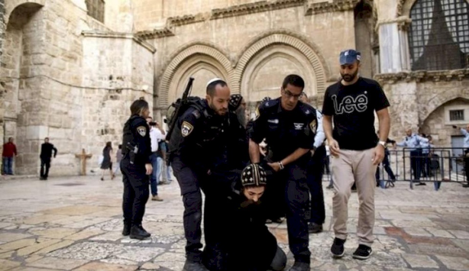 فيديو|| قوات الاحتلال تعتدي على المسيحيين في القدس