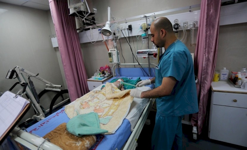 مواطن غزّي يرفض استلام جثمان طفله من إحدى المشافي لسبب غريب!