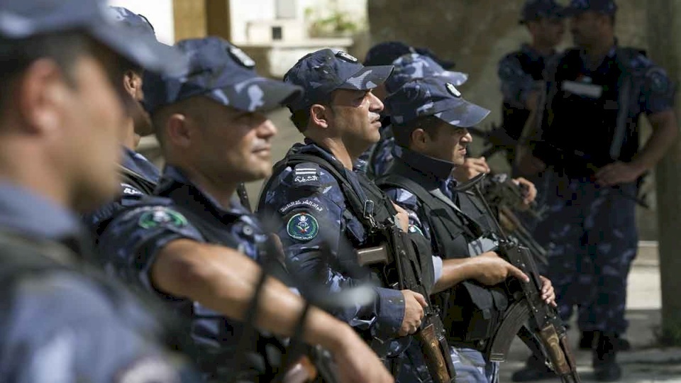 الشرطة: اعتقال مشتبه به بالسطو المسلح على محل تجاري في أريحا