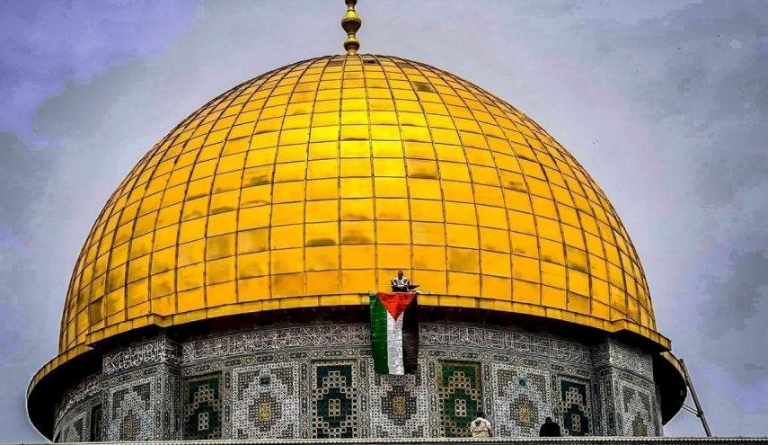 الاحتلال يزيل العلم الفلسطيني عن مصلى قبة الصخرة