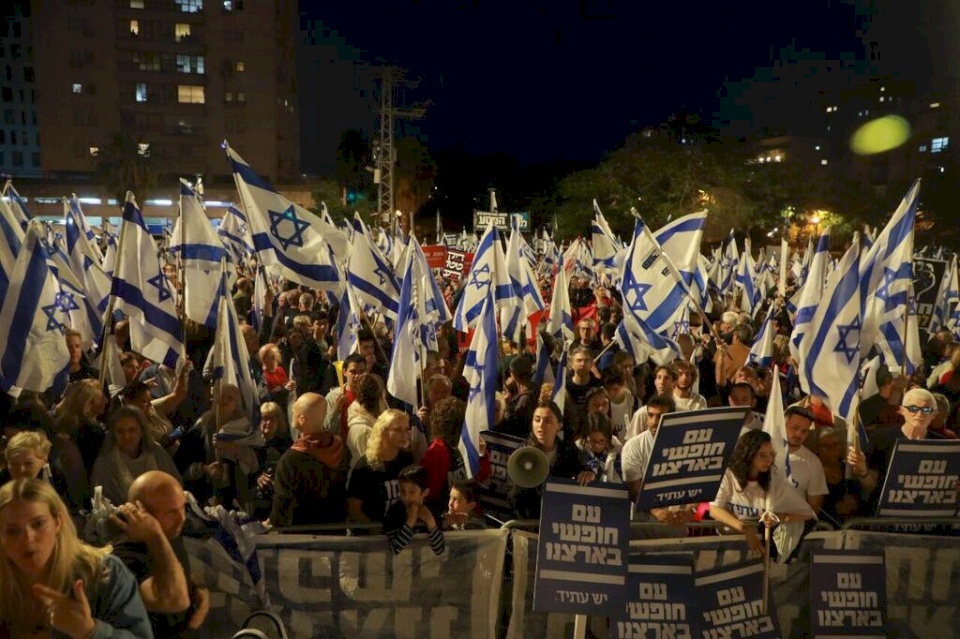 للأسبوع السادس عشر على التوالي.. عشرات الآلاف من الإسرائيليين يتظاهرون ضد "الإصلاحات القضائية"
