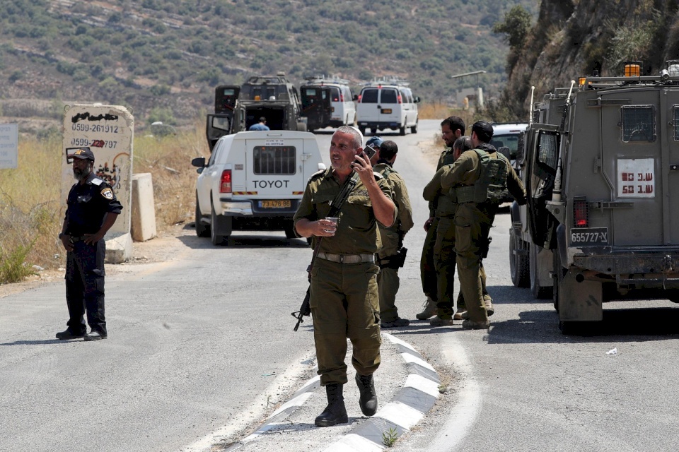 قوات إسرائيلية خاصة تعتقل شاباً في رام الله