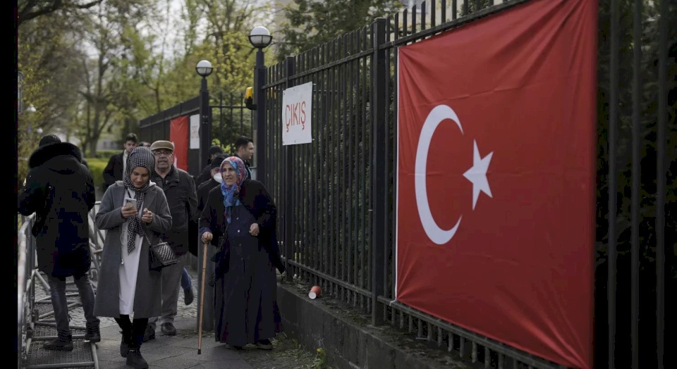 إصابة موظفة تركية في هجوم مسلح على القنصلية السويدية بتركيا