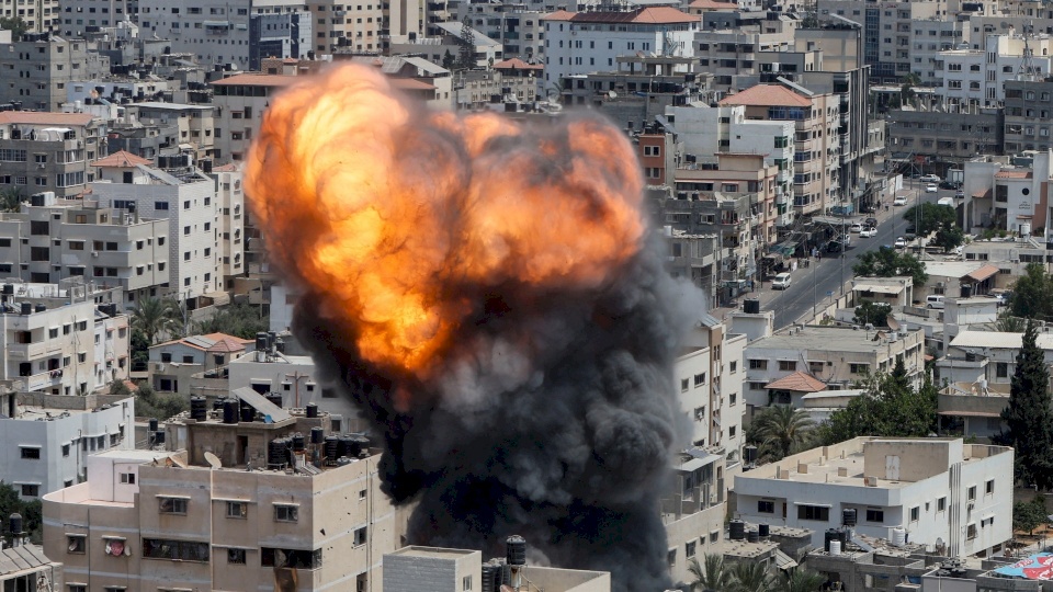 طائرات الاحتلال تقصف موقعين في قطاع غزة (فيديو)