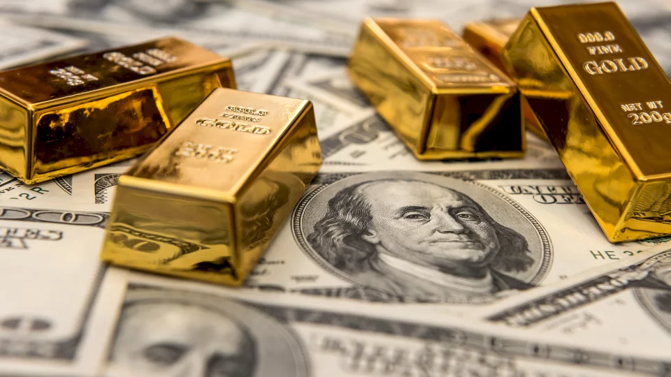 محلل استراتيجي يوصي بالنقد والذهب وخفض حيازات الأسهم
