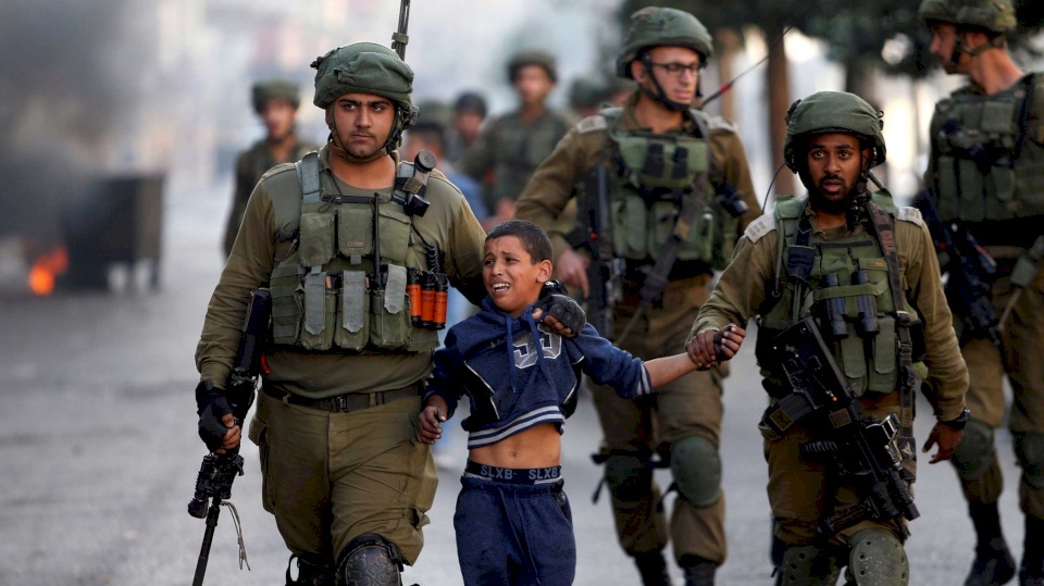 هآرتس: إسرائيل تنتهك القوانين الدولية باعتقالها للأطفال الفلسطينيين