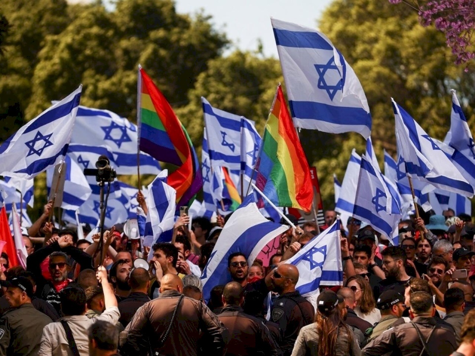 Des colons organisent des manifestations devant les maisons de ministres et de membres de la Knesset pour demander le retour des otages