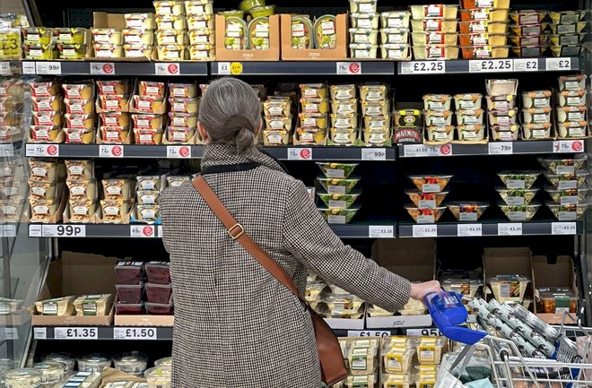 بريطانيا تطالب المتاجر بكبح أسعار السلع الغذائية الأساسية