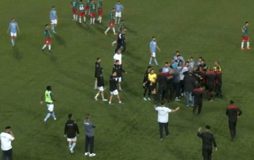 فيديو|| أحداث شغب مؤسفة بين الوحدات والفيصلي في مباراة كرة قدم بالقدس