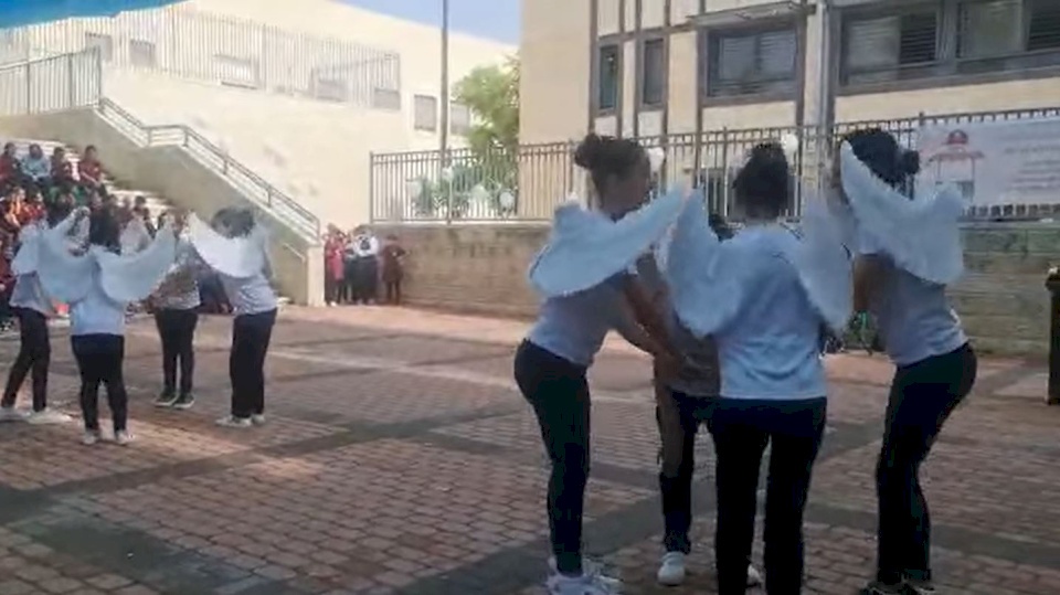 ماذا يجري في مدارس القدس؟ طالبات يرقصن على أغانٍ عبرية (فيديو)