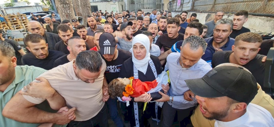 فيديو|| وصول جثمان الشهيد الطفل محمد التميمي إلى مجمع فلسطين الطبي وتشييعه غدا في النبي صالح