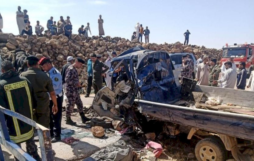9 وفيات و12 إصابة بتصادم مركبتين في الأردن