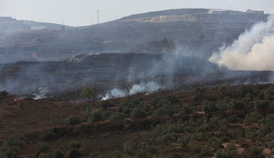 مستوطنون يضرمون النار في أراضٍ جنوب نابلس