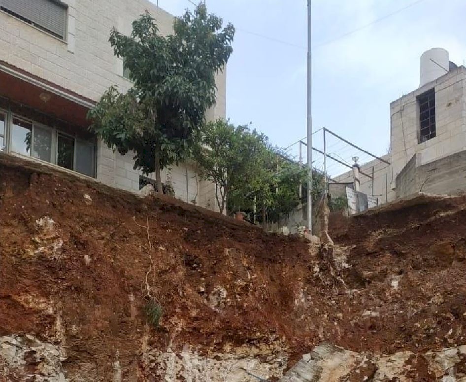 الدفاع المدني يخلي 3 عائلات من عمارة سكنية ببيتونيا بسبب انهيار أتربة (صور)
