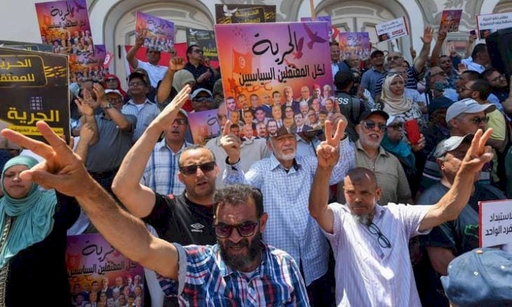 أنصار للمعارضة التونسية يتظاهرون للمطالبة بالإفراج عن سياسيين معتقلين