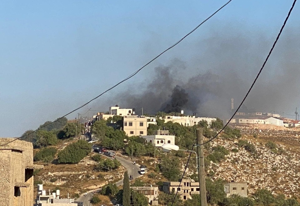 إصابات وإحراق مركبة في هجوم للمستوطنين جنوب نابلس
