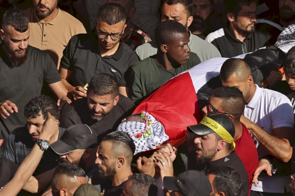 تشييع جثمان الشهيد محمد أبو حماد في العيزرية بعد احتجازه منذ آذار الماضي