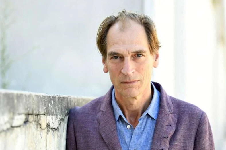 تأكد وفاة الممثل البريطاني جوليان ساندز بعد شهور من اختفائه في كاليفورنيا