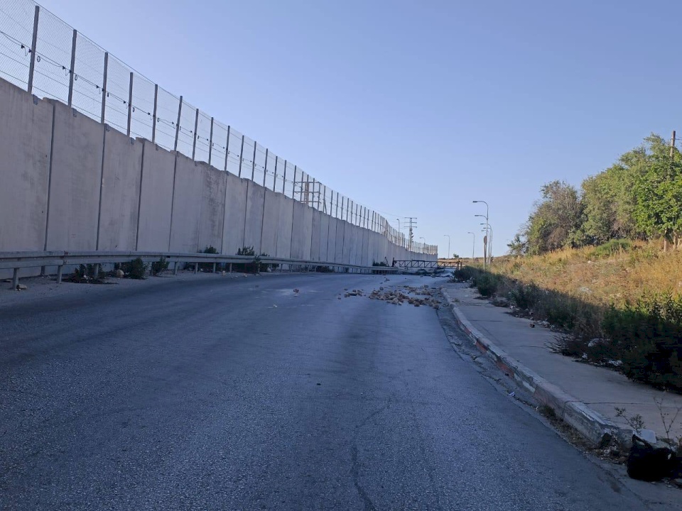 الاحتلال يغلق البوابة الحديدية المؤدية لمخيم الجلزون