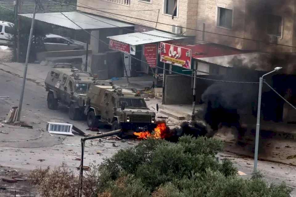 العدوان على الضفة: إصابات واعتقالات ومواصلة حصار مخيم طولكرم (فيديو)