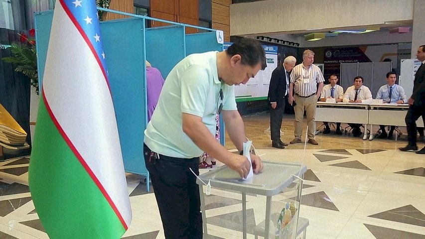 أوزبكستان تنظم انتخابات رئاسية محسومة للرئيس ميرزيوييف 