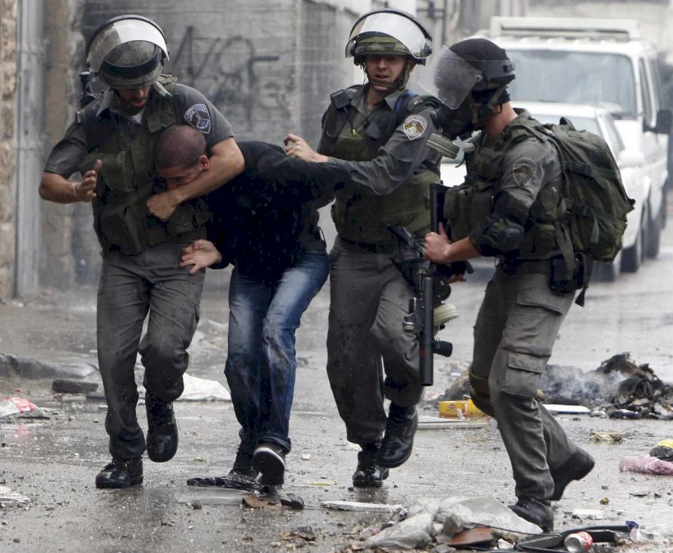 Un jeune blessé par balles et des arrestations lors de l'incursion dans le camp de Qalandia