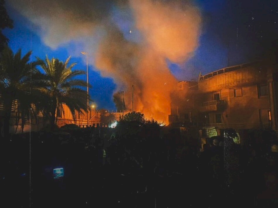 محتجون يضرمون النار في سفارة السويد ببغداد (فيديو)