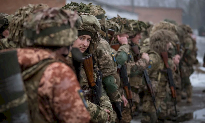 ضابط استخبارات أمريكي: الغرب يفكر في كيفية التخلص من أوكرانيا