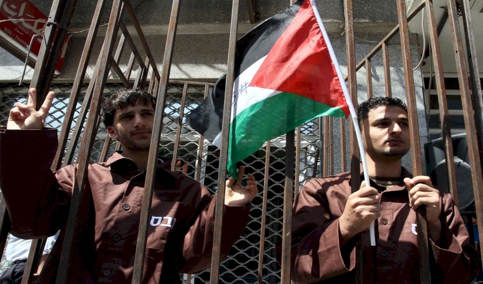 13 أسيرا يواصلون إضرابهم المفتوح عن الطعام رفضا لاعتقالهم الإداري
