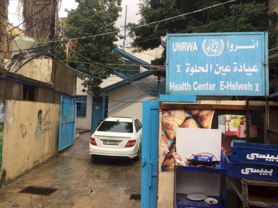 "الأونروا" تعلق خدماتها بمخيم عين الحلوة