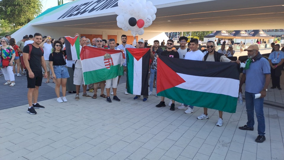 رغم الحرارة المرتفعة؛ اعلام، واهازيج، واعداد غفيرة من ابناء الجالية الفلسطينية تحتشد دعماً للاعب دويدار