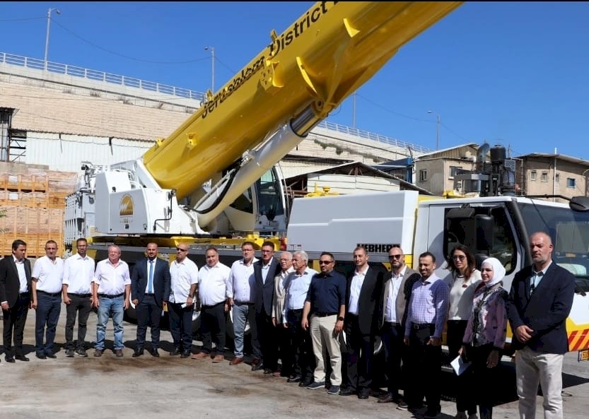 كهرباء القدس تستلم "رافعة " جديدة قادرة على حمل 230 طناً من شركة ليبر الألمانية (صور)