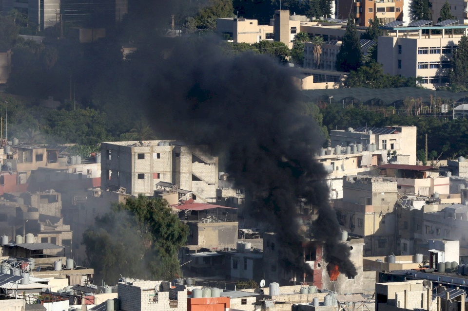 مخيم عين الحلوة للاجئين الفلسطينيين بؤرة فقر وملاذ للمتطرفين في جنوب لبنان