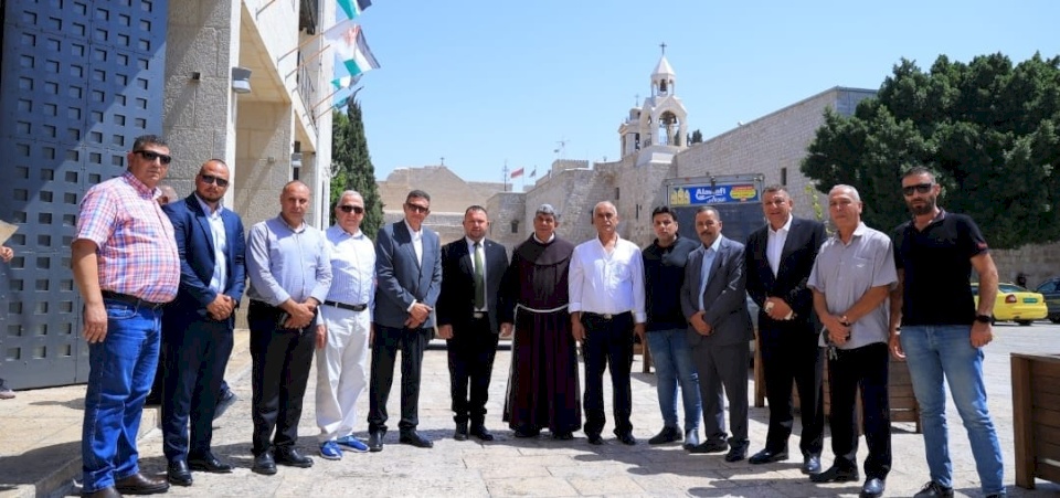 دعماً وتطويراً للسياحة.. كهرباء القدس تقدم مركبتين كهربائيتين لبلدية بيت لحم (صور)