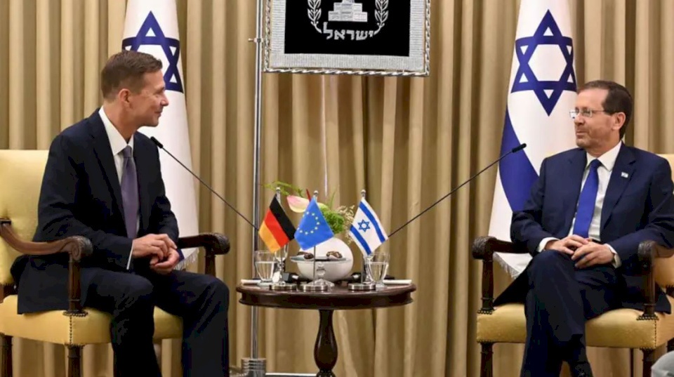 شولتس وبيربوك يدافعان عن سفير ألمانيا عقب انتقادات إسرائيلية