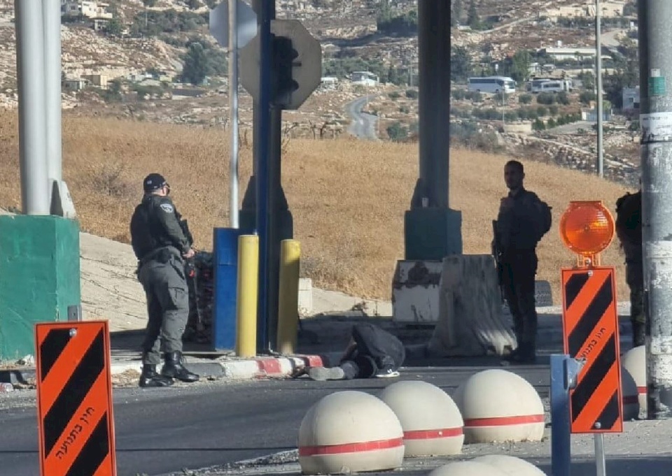 الاحتلال يطلق النار على شاب عند حاجز المزمورية قرب القدس (فيديو)