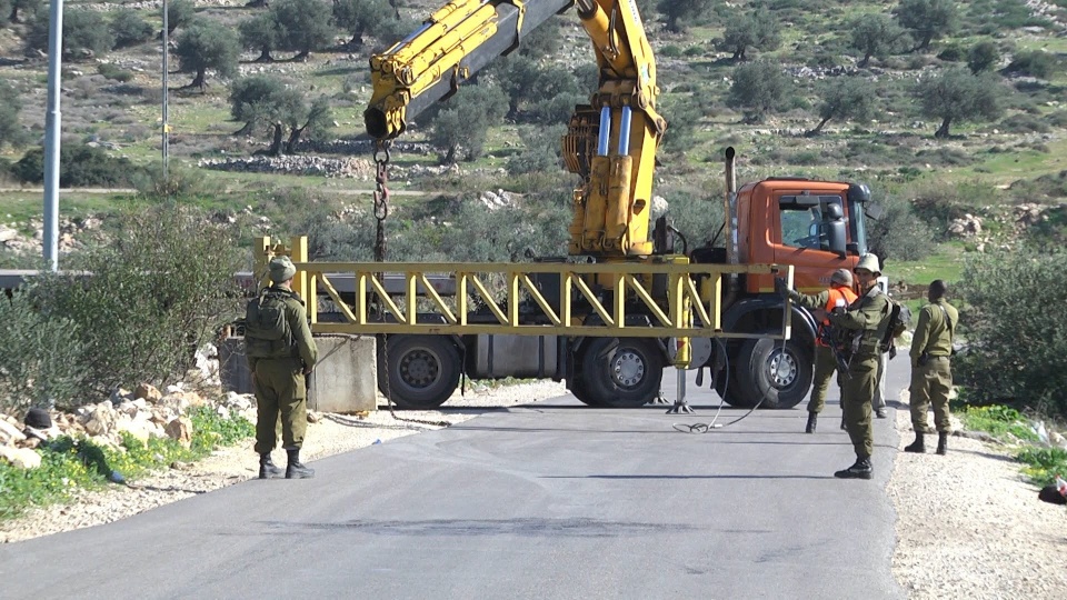 الاحتلال يغلق الحواجز العسكرية في محيط نابلس بزعم تعرض قواته لإطلاق نار