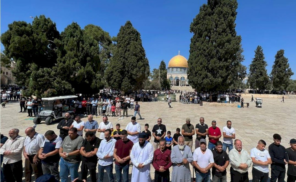 50 ألفا يؤدون صلاة الجمعة في المسجد الأقصى