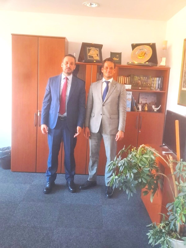 السفير الحسيني يلتقي بمسؤول مجري