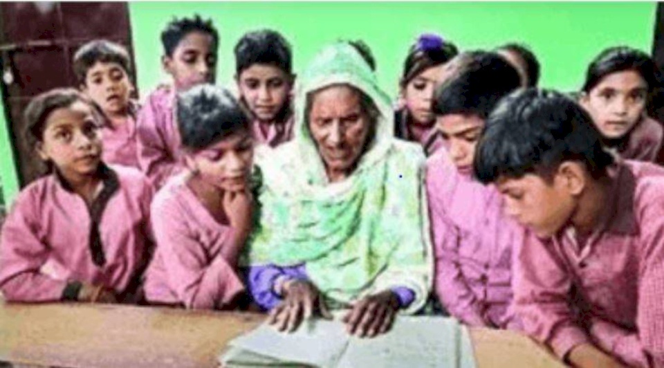 هندية تحقق حلمها بتعلم القراءة والكتابة في سن 92 عاما