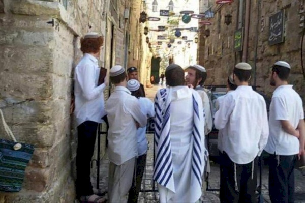 مستوطنون يؤدون طقوسا تلمودية في البلدة القديمة من مدينة القدس