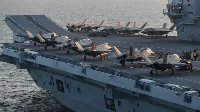 بريطانيا ترسل سفينتين حربيتين دعماً لإسرائيل