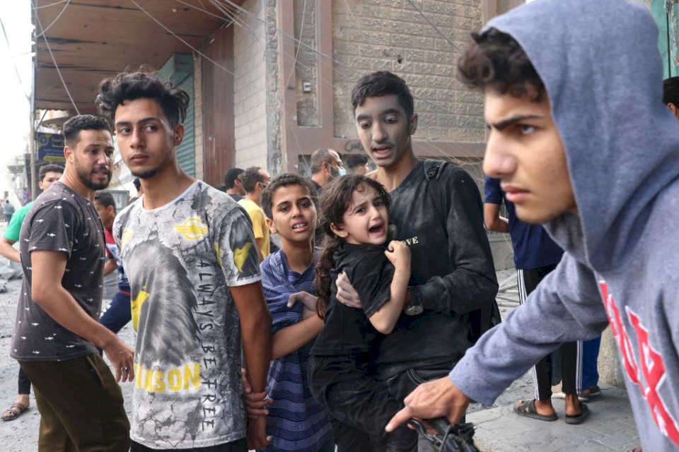 دمار كبير وشهداء- غارات عنيفة بعشرات أطنان المتفجرات على قطاع غزة