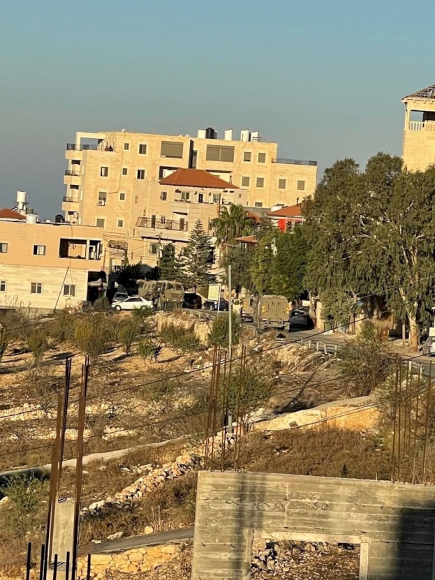الاحتلال يحاصر منزلين في بيت أمر شمال الخليل