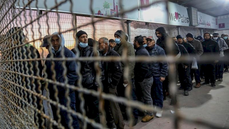 الاحتلال يعتقل 76 مواطنا من الخليل بينهم 50 عاملاً من قطاع غزة