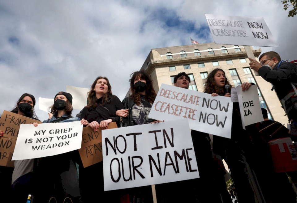 فيديو وصور: منظمة "الصوت اليهودي" تنظم مسيرة حاشدة أمام الكونغرس الأمريكي للمطالبة بوقف عدوان الاحتلال على غزة