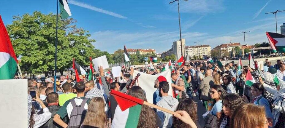 مسيرات غاضبة في المخيمات الفلسطينية والمناطق اللبنانية تنديداً بمجزرة المستشفى المعمداني